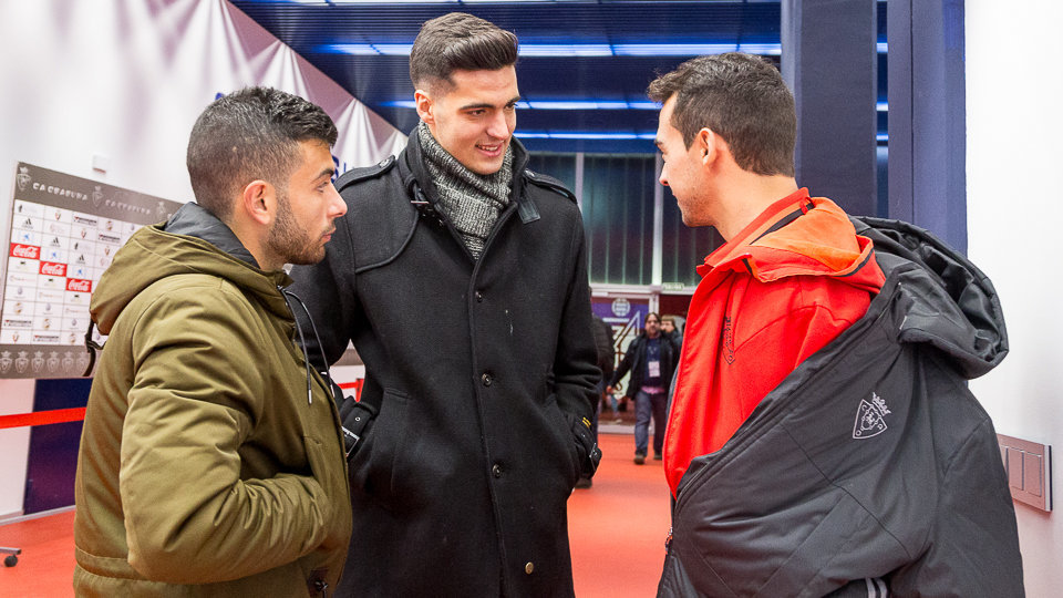 Los exjugadores rojillos, José García y Mikel Merino, hablan con Miguel De Las Cuevas tras el partido de Copa ante el Granada (2). IÑIGO ALZUGARAY