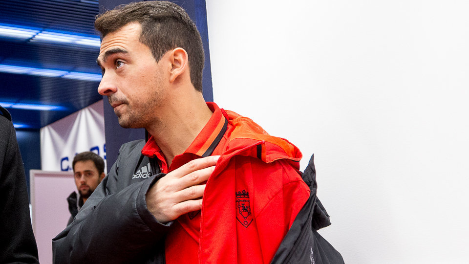 Miguel de las Cuevas con el brazo en cabestrillo tras el partido de Copa ante el Granada (2). IÑIGO ALZUGARAY
