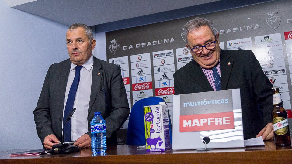 Luis Sabalza, presidente de Osasuna, y Fran Canal, director general del club, durante el balance de fin de año en la sala de prensa El Sadar (1). IÑIGO ALZUGARAY
