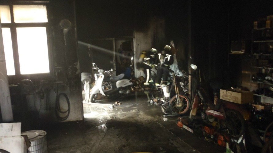 Taller mecánico afectado por un incendio en Cintruénigo.