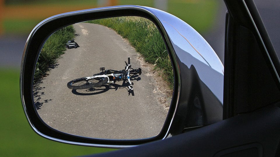 Imagen de un accidente de un ciclista; una bici tirada vista desde el retrovisor de un coche ARCHIVO