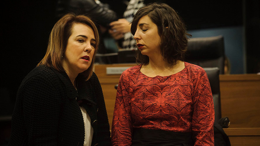 La presidenta del parlamento Ainhoa Aznárez habla con su compañera y portavoz de Podemos Laura Perez. MIGUEL OSÉS 