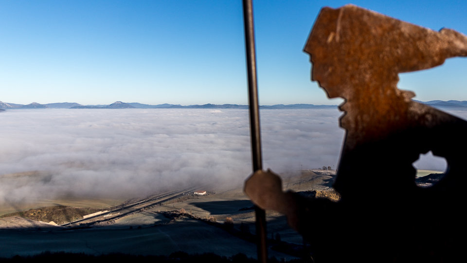 Vista de la niebla sobre la cuenca de Pamplona desde lo alto de El Perdón (1). IÑIGO ALZUGARAY