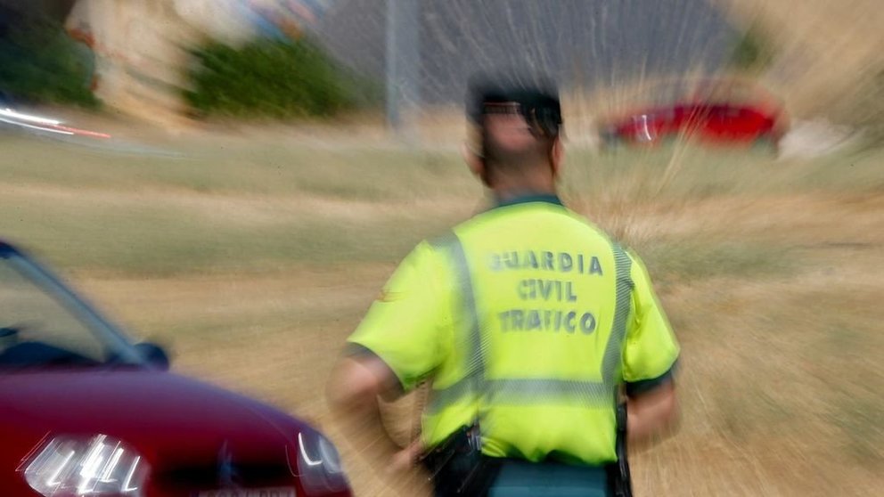 Un agente de la Guardia Civil durante una campaña de control de velocidad en 2016 EFE. JUAN CARLOS HIDALGO