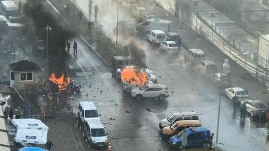 Un coche bomba estalla junto a un tribunal de la ciudad turca de Esmirna. TWITTER