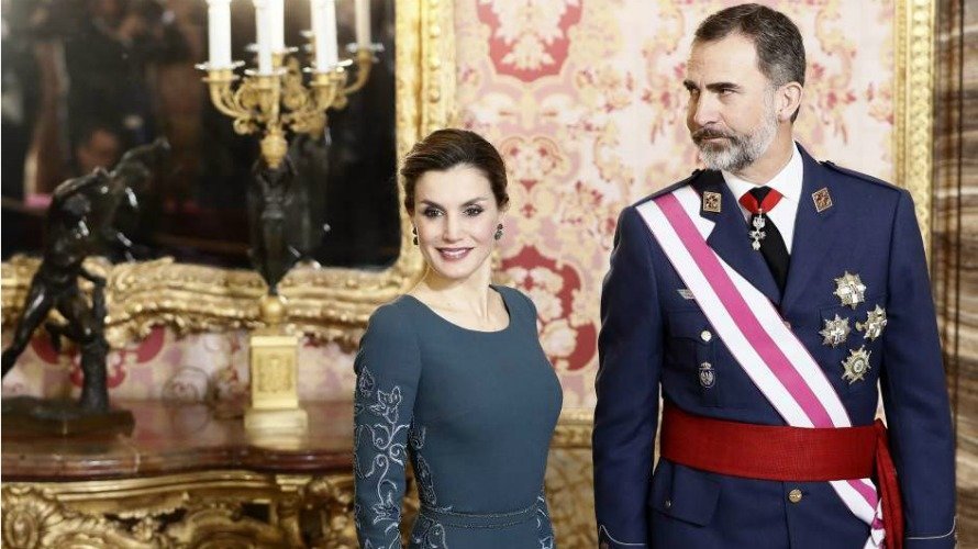 Los Reyes don Felipe y doña Leticia en la celebración de la Pascua Militar este viernes en el Palacio Real. MARISCAL. EFE