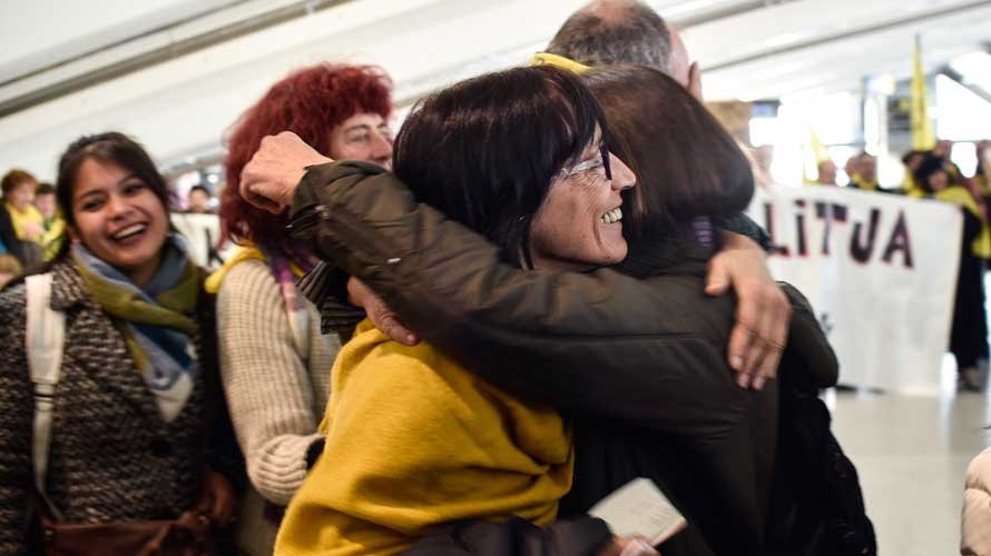 La activista navarra Begoña Huarte (i), es recibida a su llegada al aeropuerto de Bilbao junto al activista vasco Mikel Zuloaga, ambos acusados de facilitar la inmigración ilegal al intentar transportar a ocho refugiados desde Grecia a Italia. EFE