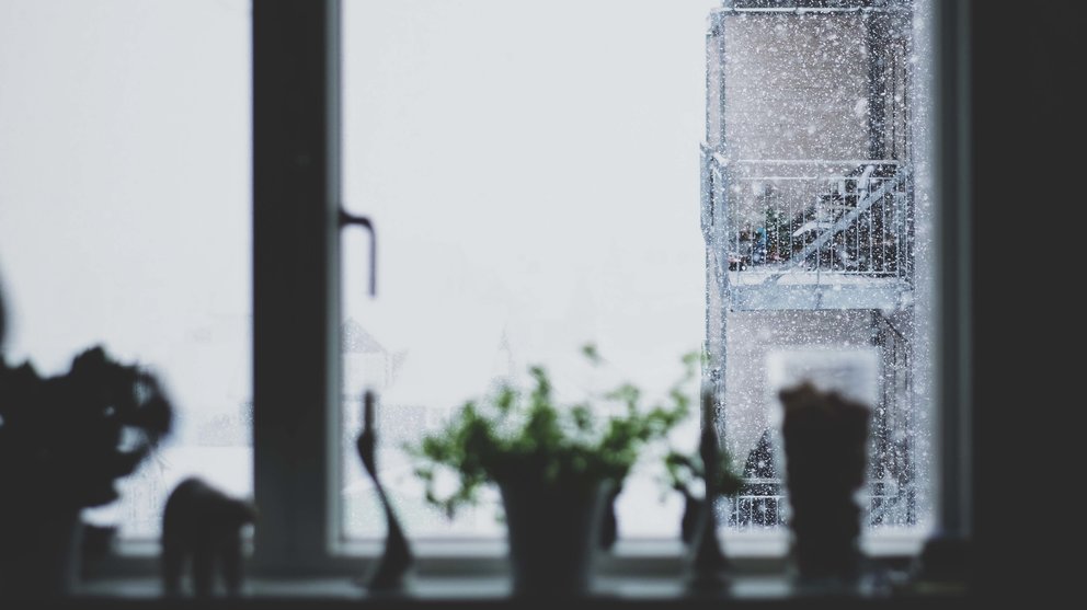 Imagen de una ventana mientras en el exterior cae una nevada FILIP GIELDA
