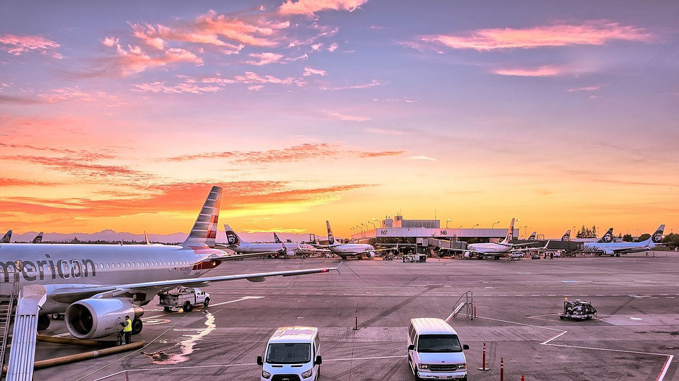 Imagen de varios aviones en un aeropuerto mientras son preparados para el vuelo ARCHIVO