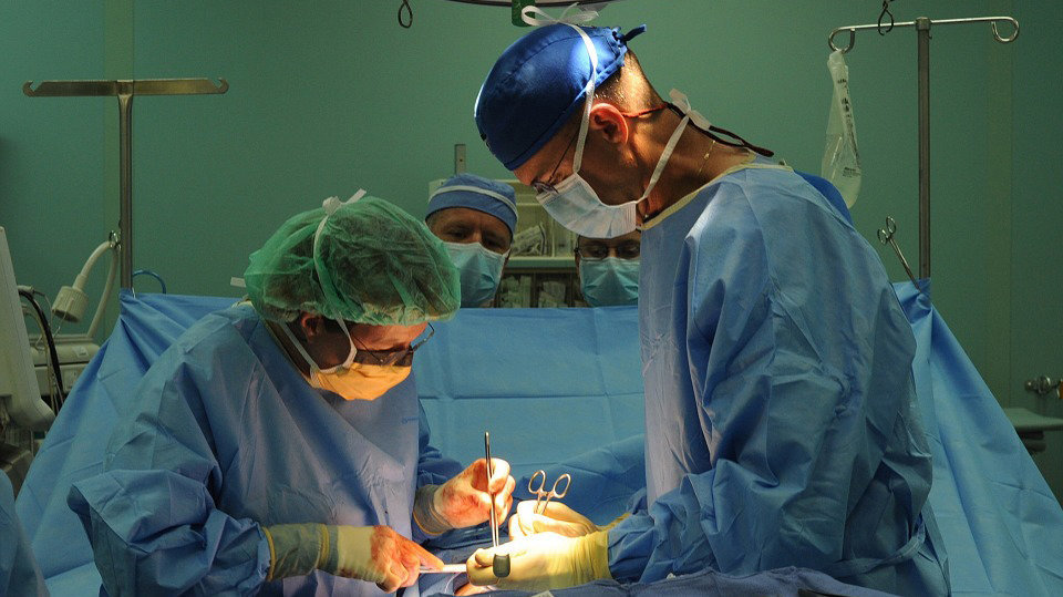 Varios médicos trabajan en una operación quirúrgica en un quirófano ARCHIVO