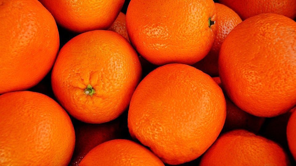 Varias naranjas apiladas en una barquilla para su transporte ARCHIVO