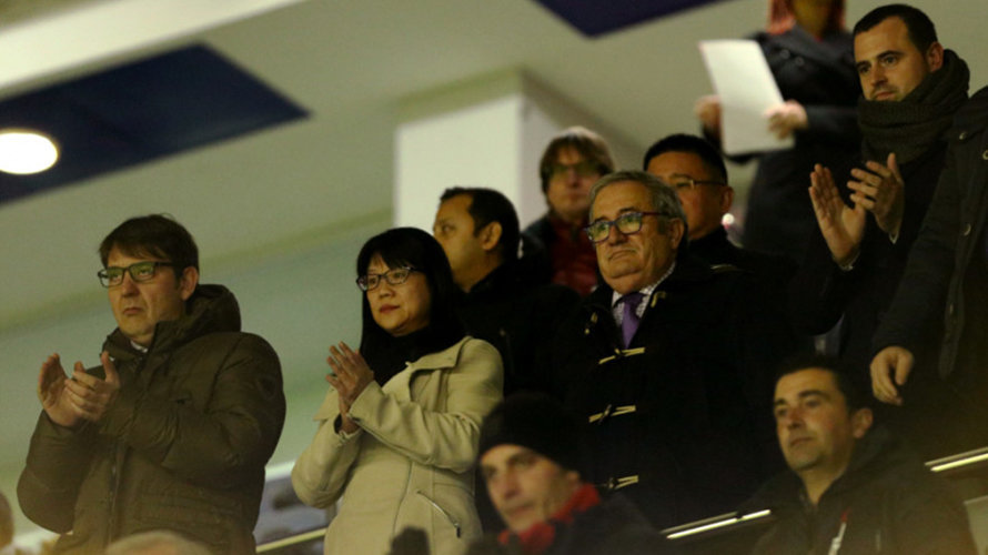 El presidente de Osasuna, Luis Sabalza, y la presidenta del Valencia, Lay Hoon Chan, en el palco de El Sadar durante el Osasuna - Valencia. LFP