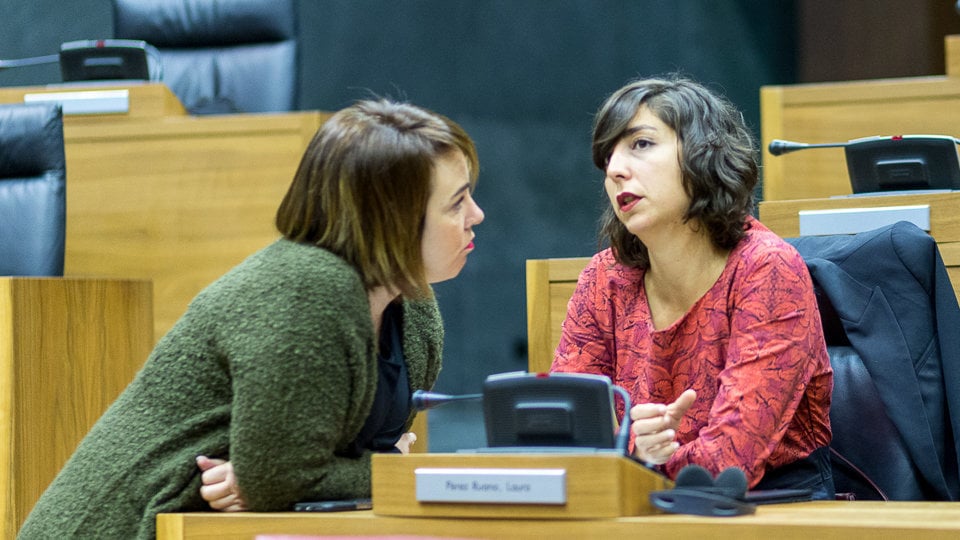 La portavoz de Podemos, Laura Pérez, y la presidenta del Parlamento, Ainhoa Aznárez, dialogan antes del inicio del pleno (4). IÑIGO ALZUGARAY