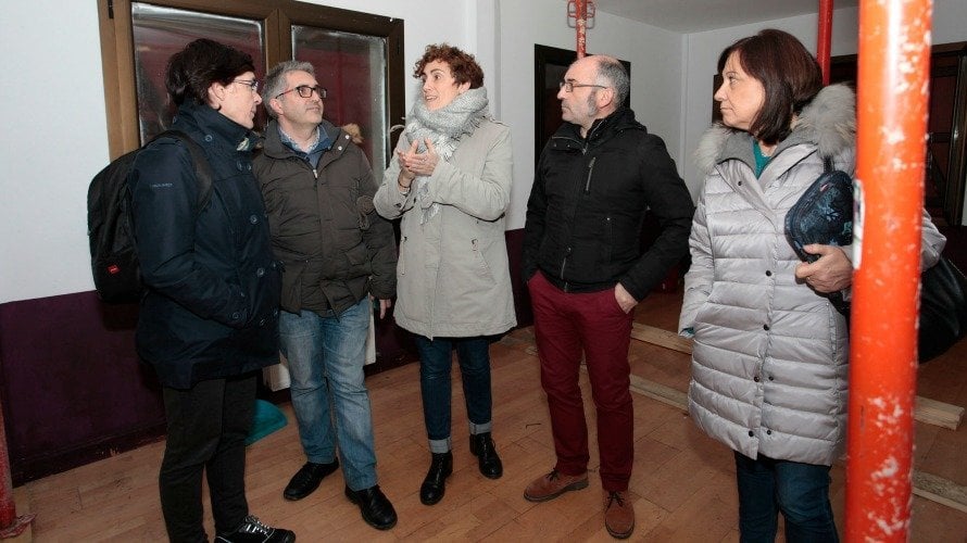 Miembros de la Corporación Municipal del Ayuntamiento de Pamplona visitan el chalet de Caparroso.2