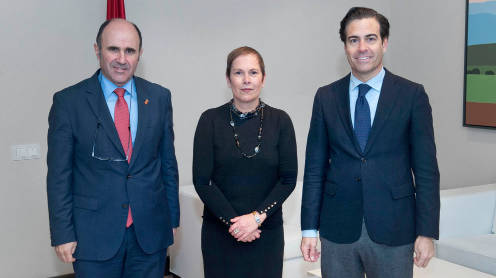 La Presidenta de Navarra, Uxue Barkos y el vicepresidente de Desarrollo Económico, Manu Ayerdi, y el presidente del ICO, Pablo Zalba