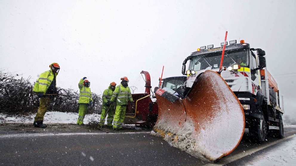 Los quitanieves trabajan sin descanso, durante el temporal de nieve que azota sobre todo al Norte de Navarra. EFE/Iban Aguinaga