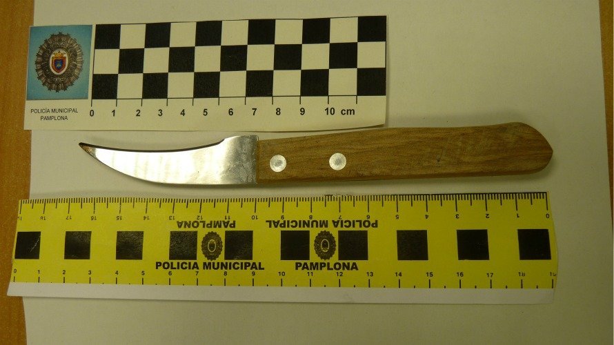 Cuchillo utilizado por un menor en Pamplona para asaltar a sus víctimas en portales y robarles.