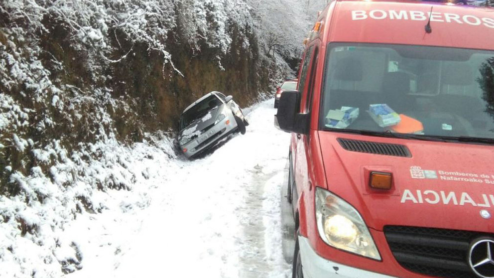 Imagen de una salida de vía, sin heridos, por la nieve en Otsondo BOMBEROS DE NAVARRA