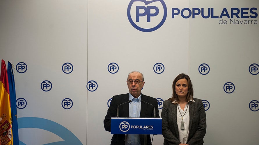 La senadora Cristina Sanz y el senador José Cruz Lapazarrán presentan en rueda de prensa las enmiendas para el congreso nacional. MIGUEL OSÉS_1