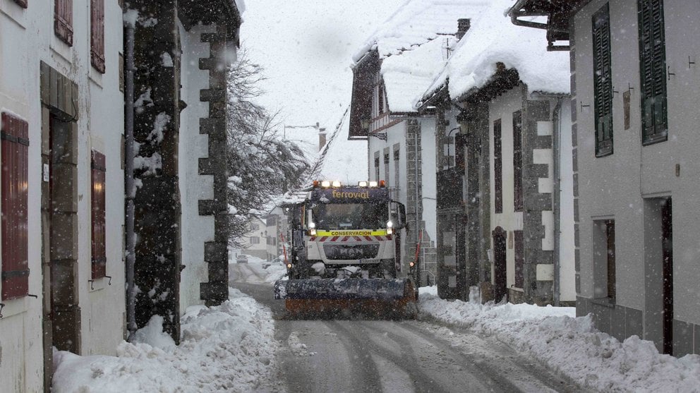 Una máquina quitanieves retira la nieve acumulada en la vía principal de Burguete (Navarra), comunidad donde continúa el temporal de nieve con esperoses que alcanzan los 50cm de nieve. EFE/Villar López