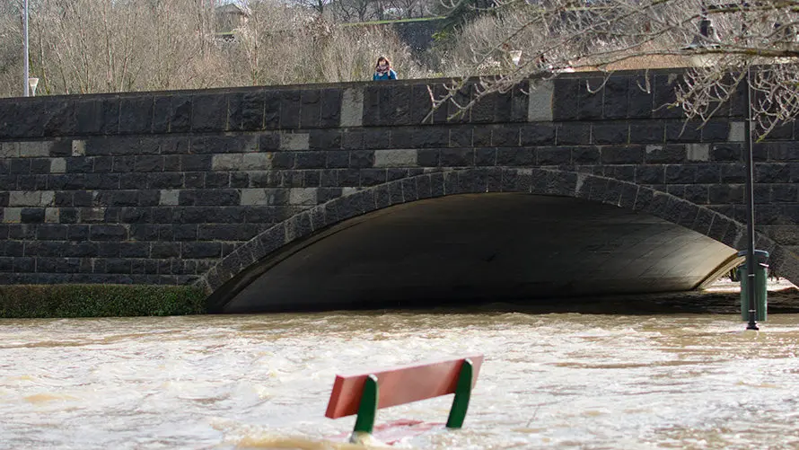 De los Corralillos del Gas hasta Aranzadi pasando por el parque de la Runa, asi ha quedado el barrido de La Rochapea tras la crecida del rio Arga. MIGUEL OS&Eacute;S_1