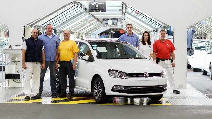 De izda a dcha Francisco Gómez, Jesús Lazcano, Ángel  Alonso, José Mª Zabaleta, Carolina Pérez y Félix Mañeru,  trabajadores de Volkswagen Navarra, junto a  un Polo.