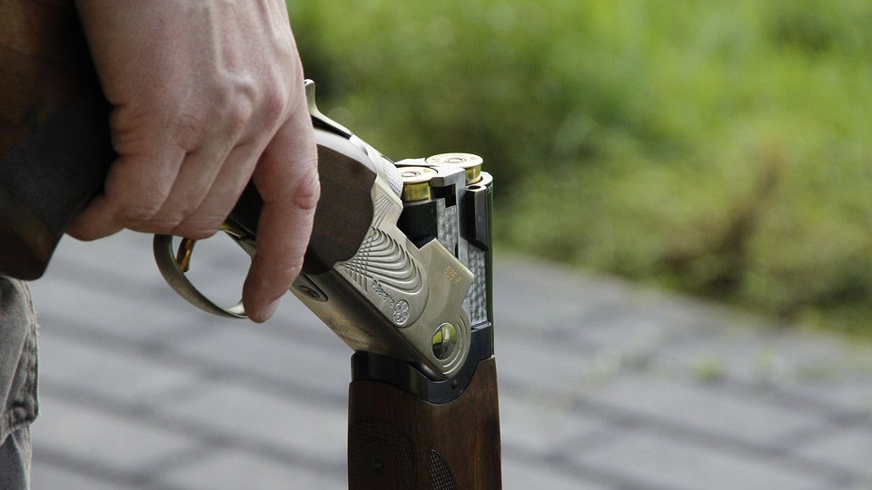 Imagen de un hombre portando una escopeta cargada lista para disparar ARCHIVO