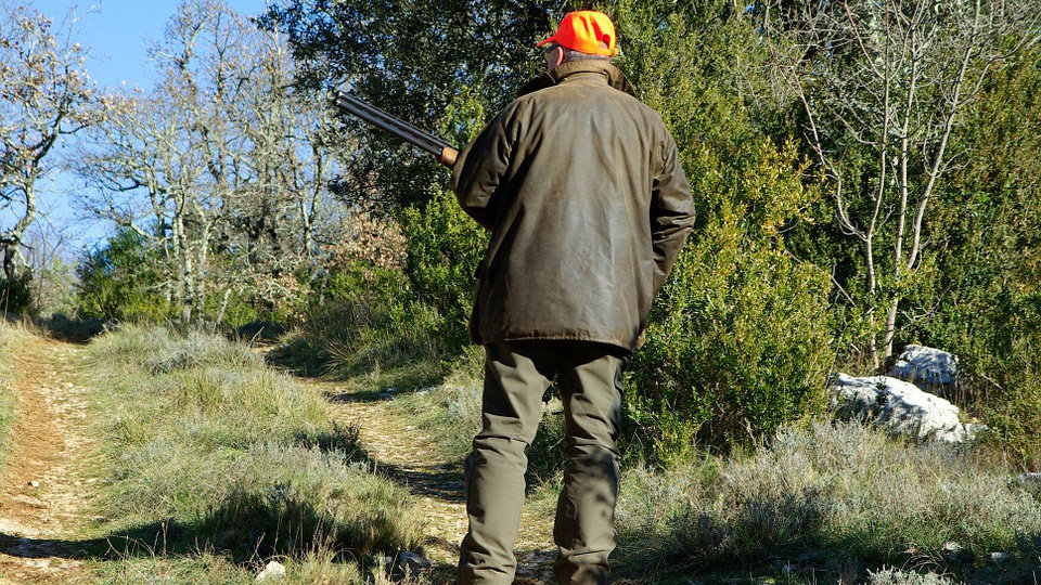 Imagen de un cazador portando una escopeta ARCHIVO