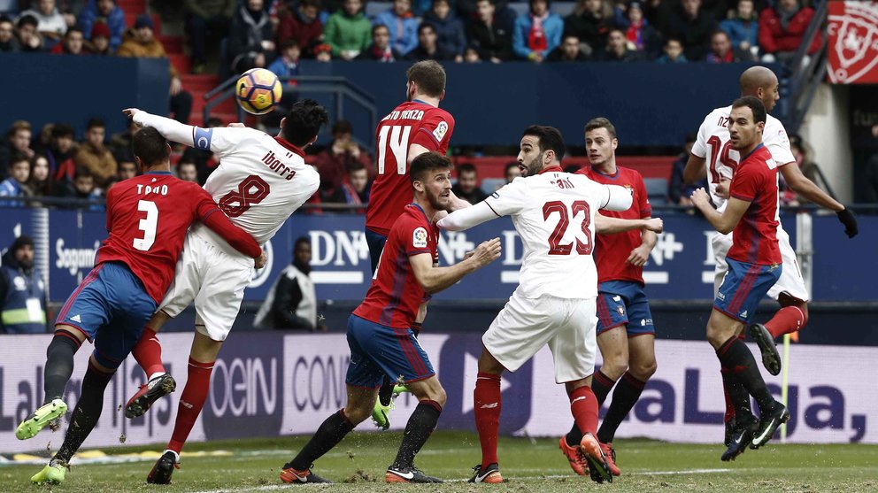 Jugadores del Osasuna y Sevilla durante el partido de la jornada 19 de liga de Primera División disputado hoy en el estadio de El Sadar. EFE/Jesús Diges