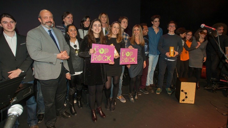Las ganadoras del 18 certamen Pop Rock de la UNAV junto al jurado. 