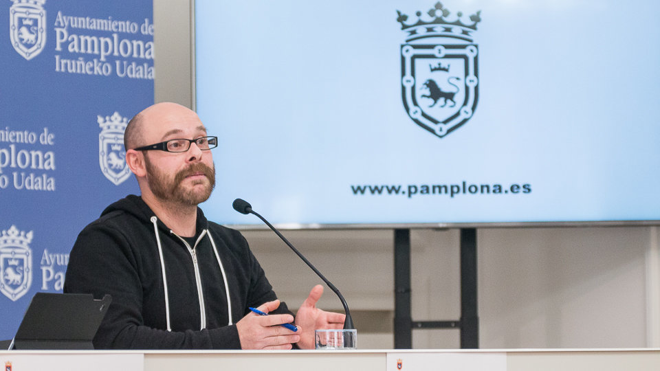 Los concejales Aritz Romeo y Armando Cuenca presentan la propuesta de Ordenanza municipal de Movilidad de Pamplona. IÑIGO ALZUGARAY
