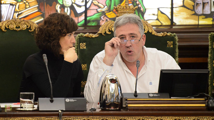 Patricia Perales junto al alcalde de Pamplona, Joseba Asirón. PABLO LASAOSA
