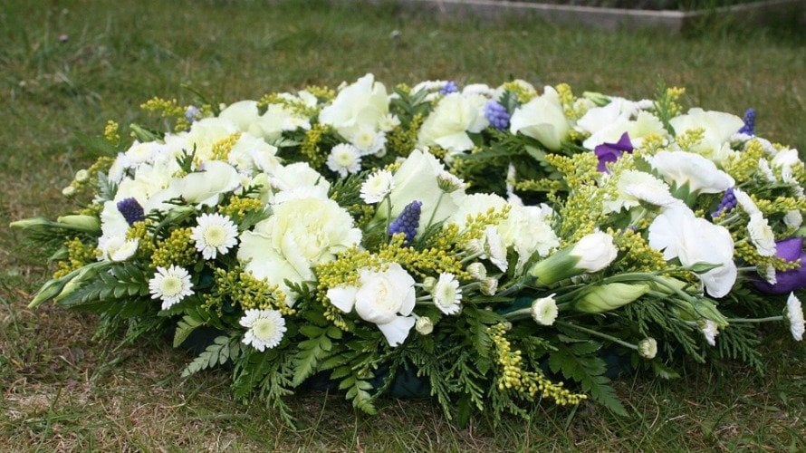 Unas flores sobre una tumba.