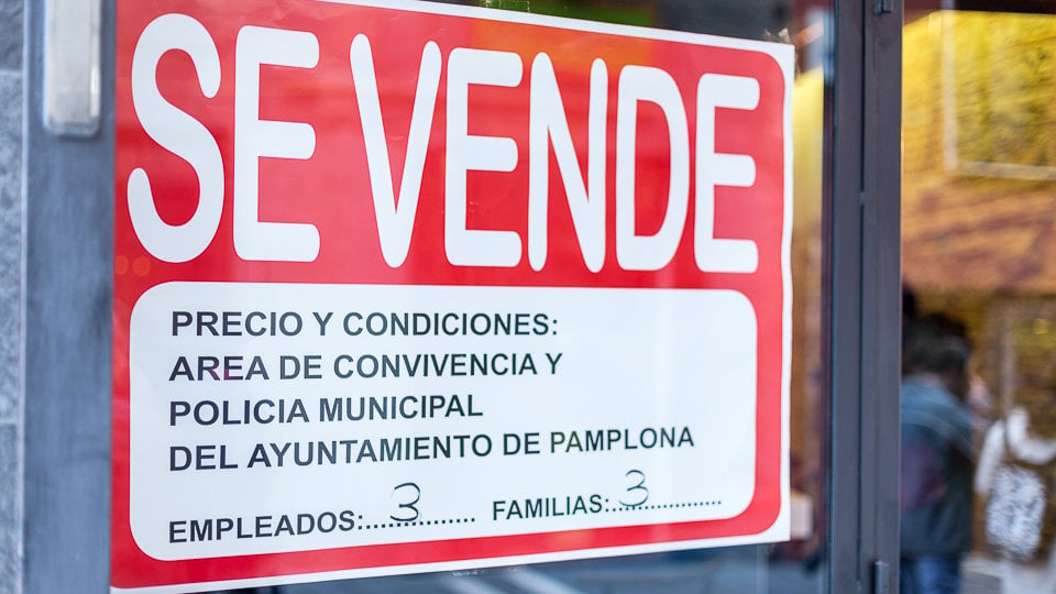 Los hosteleros del Casco Viejo de Pamplona protestan contra la ordenanza municipal con la campaña 'Se Vende' (02). IÑIGO ALZUGARAY