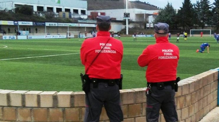 Dos agentes de la Policía Foral controlan el normal desarrollo de un partido de fútbol regional PF