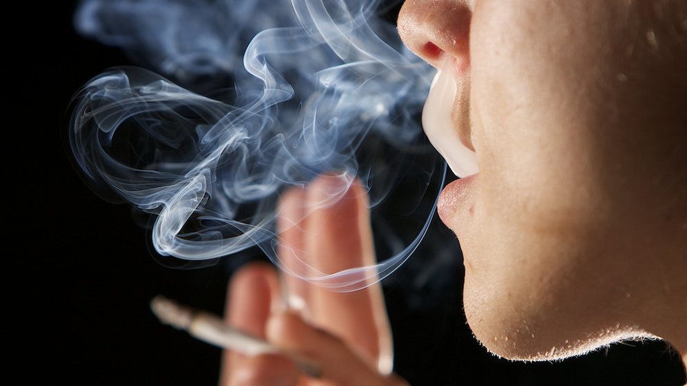 Una persona fuma un porro de marihuana ARCHIVO