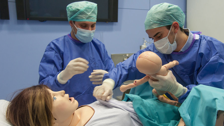 Futuros médicos en el taller de simulación de un parto. CEDIDA