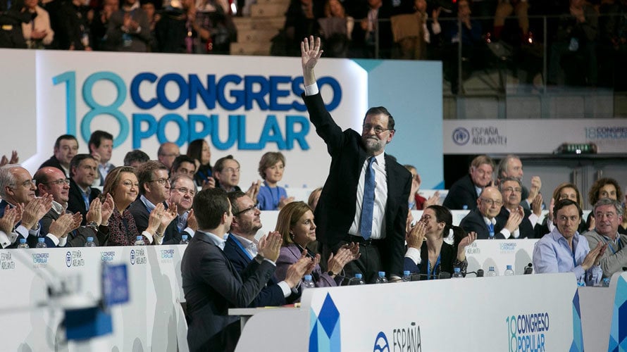 Mariano Rajoy saluda a los asistentes a 18 Congreso Nacional del PP. EP