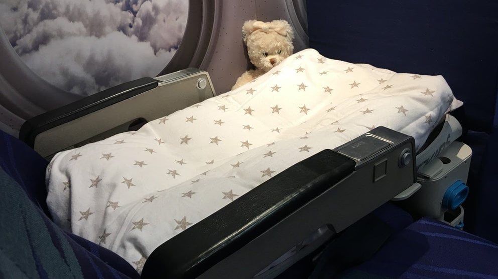 Inventan una maleta-cama para poder viajar niños pequeños en cualquier avión