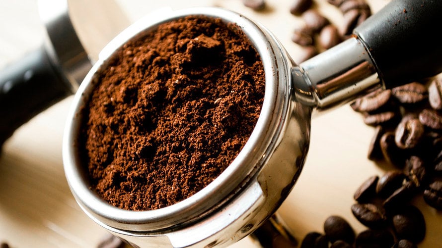 Los posos de café se pueden convertir en biomasa que permiten calentar estufas. ARCHIVO