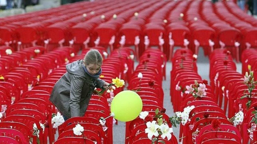 11.541 Sillas rojas en Sarajevo en homenaje a las víctimas.