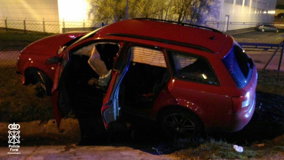 Imagen del accidente en la ronda de Pamplona PA30 en el que dos conductoras han resultado heridas leves POLICÍA FORAL