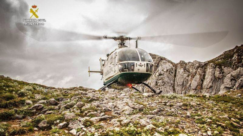 Imagen de un helicóptero de la Guardia Civil durante un rescate GC