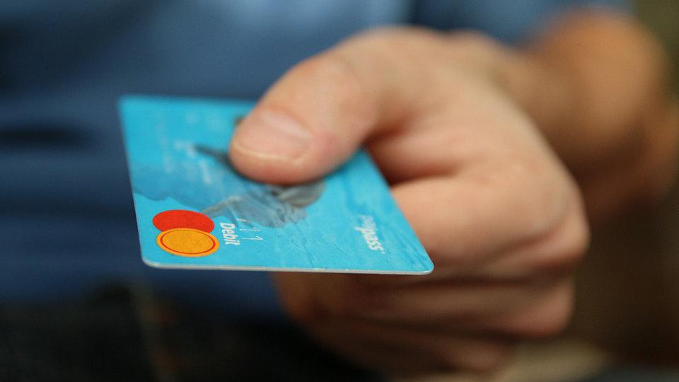 Imagen de un hombre portando una tarjeta de crédito ARCHIVO