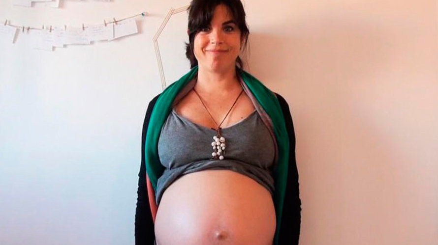 La presentadora Samanta Villar durante la grabación de su programa en el que relató los nueve meses de su embarazo de mellizos. MEDIASET