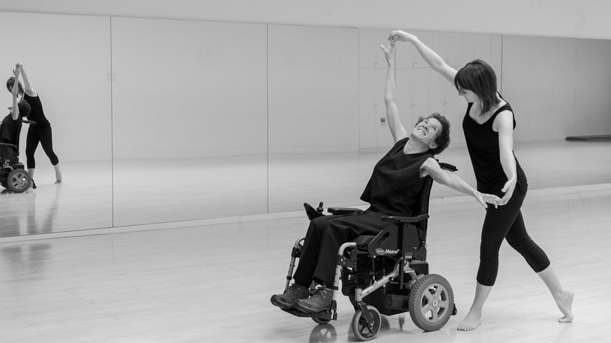 Una persona con Esclerosis Múltiple realiza un ejercicio para trabajar con sus articulaciones.
