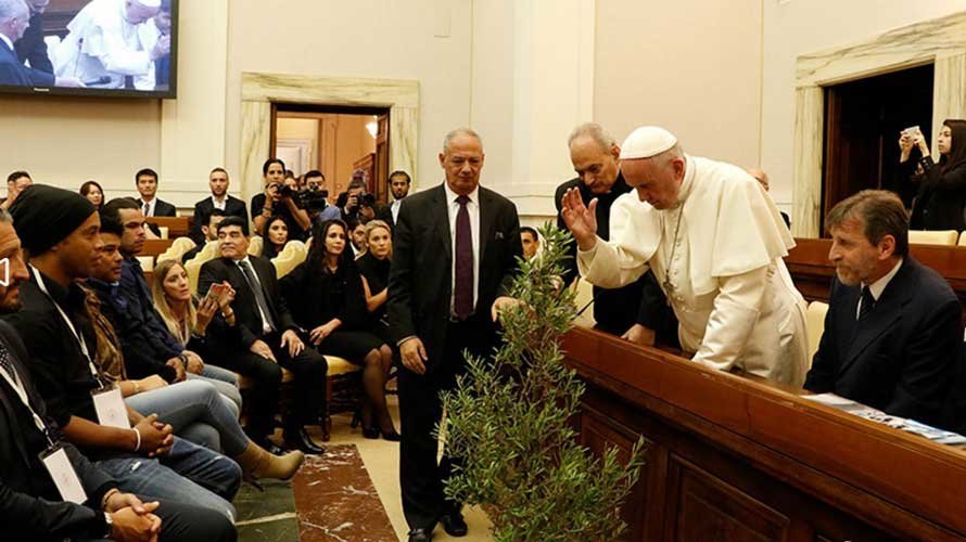 El Papa Francisco bendice el Olivo de la Paz de la Fundación