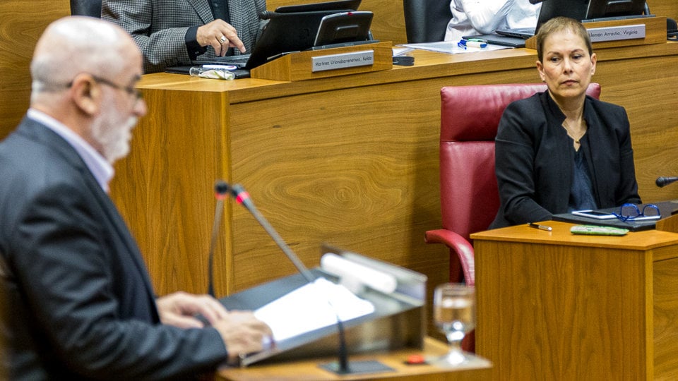 Pleno del Parlamento de Navarra. José Luis Mendoza y Uxue Barkos (03). IÑIGO ALZUGARAY