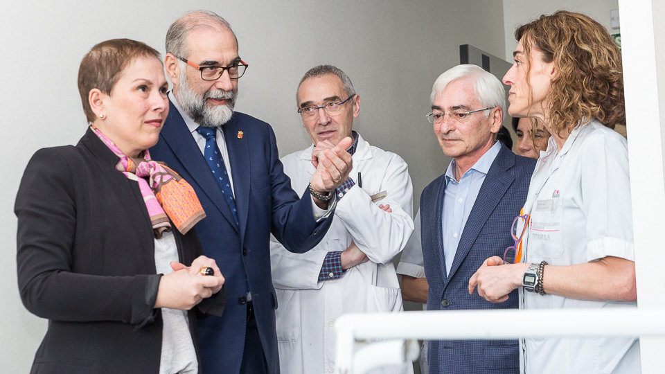 La presidenta del Gobierno de Navarra, Uxue Barkos, y el consejero de Salud, Fernando Domínguez, visitan las obras de remodelación de la cuarta planta de Maternal del Complejo Hospitalario de Navarra. IÑIGO ALZUGARAY