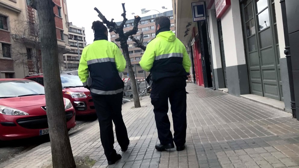 Una pareja de vigilantes de la zona azul de Pamplona.